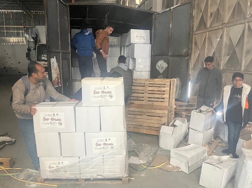 Al-Najd Developmental Forum staff unload emergency food