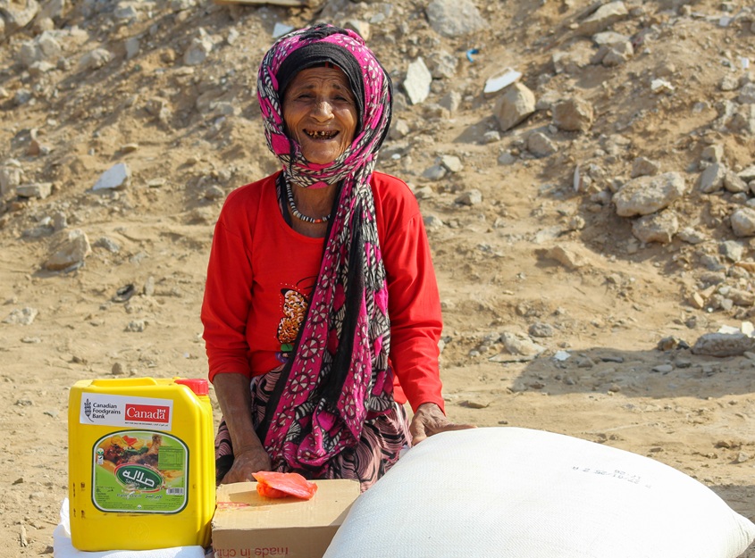 A woman at a food distribution in Yemen