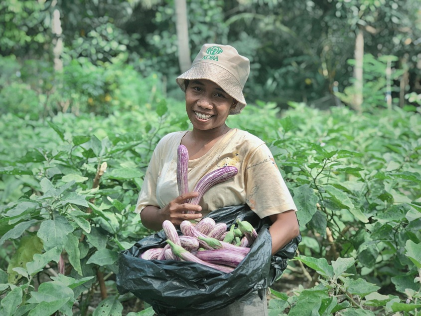 A woman holding vegetables